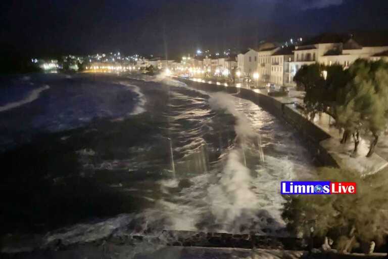 Τα κύματα σφυροκοπούν τον Ρωμέικο Γιαλό στη Μύρινα στη Λήμνο