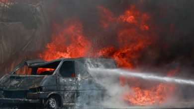 Με εγκαύματα σε χέρια και πόδια οδηγός στη Θεσσαλονίκη από φωτιά που έκανε στάχτη αυτοκίνητο