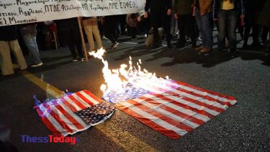Πολυτεχνείο 2023 – Θεσσαλονίκη: Έκαψαν σημαία των ΗΠΑ και τραγουδούσαν «Πότε θα κάνει ξαστεριά»