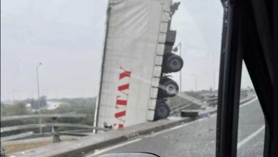 Φορτηγό έπεσε από γέφυρα στην εξωτερική περιφερειακή οδό της Θεσσαλονίκης - Συγκλονιστικές εικόνες στο σημείο