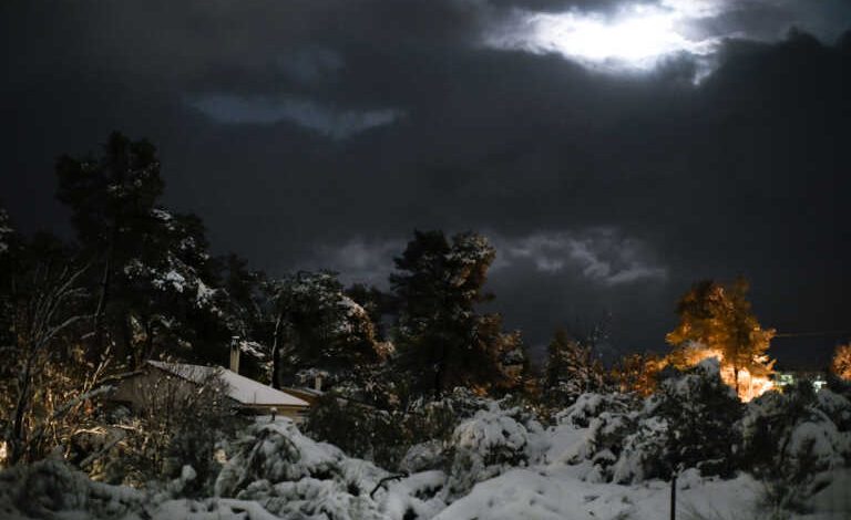 Χιονίζει σε Τζουμέρκα και Μέτσοβο - Προβλήματα από τους ισχυρούς ανέμους στην Πρέβεζα