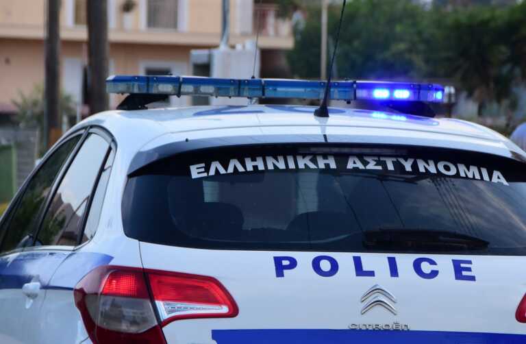 Αστυνομικοί έσπασαν τζάμι αυτοκινήτου για να απεγκλωβίσουν μωρό στην Πάτρα