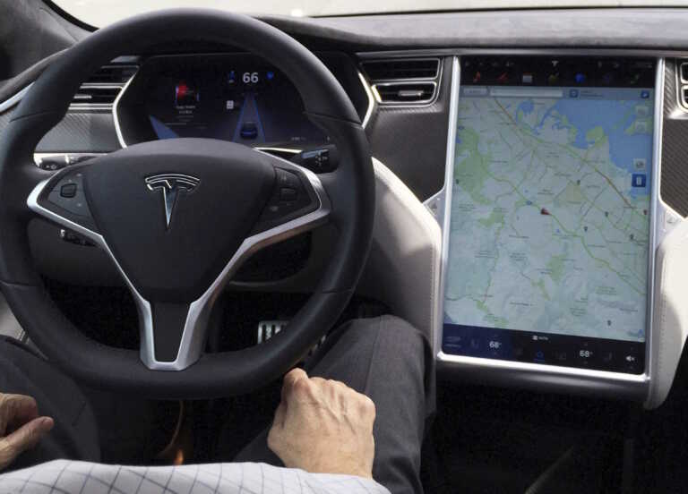 Η Tesla ανακαλεί 2 εκατ. αυτοκίνητα λόγω προβλήματος στο σύστημα αυτόματου πιλότου