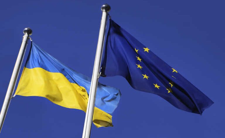 Financial Times: Η ΕΕ ετοιμάζει «σχέδιο Β» ύψους 20 δισ. ευρώ για τη χρηματοδότηση της Ουκρανίας