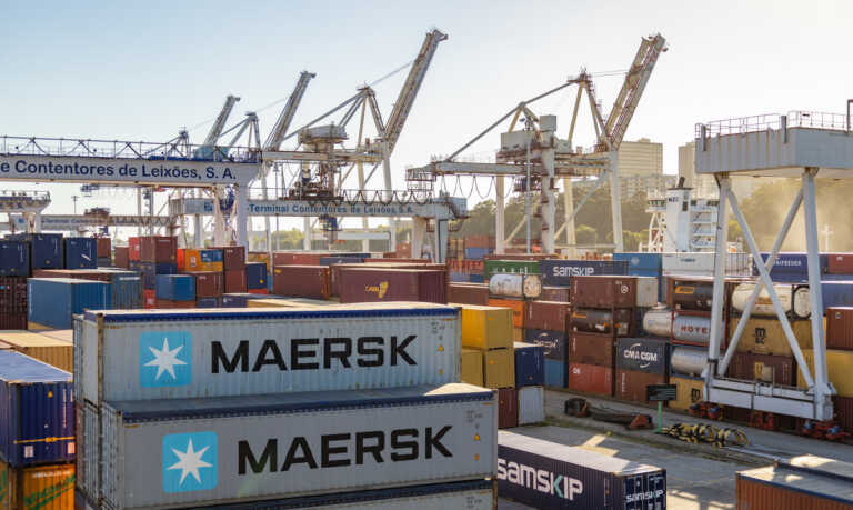 Maersk: Αναστέλλει για 48 ώρες τη διέλευση των πλοίων της από την Ερυθρά Θάλασσα