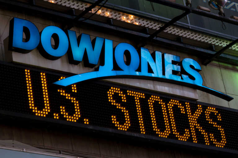 Wall Street: Ιστορικό ρεκόρ για τον Dow Jones έφεραν οι δηλώσεις του Τζερόμ Πάουελ – Ξεπέρασε τις 37.000 μονάδες – Μεγάλη άνοδος για μετοχές, χρυσό και πετρέλαιο