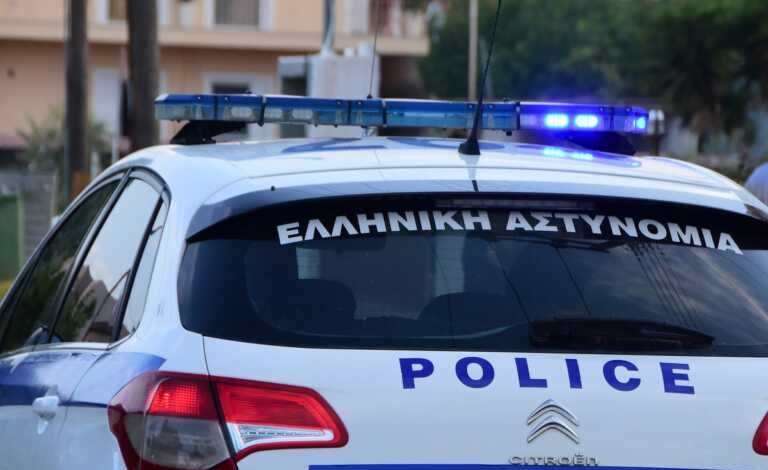 Αστυνομικοί έσπασαν τζάμι αυτοκινήτου για να απεγκλωβίσουν μωρό στην Πάτρα