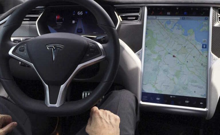 Η Tesla ανακαλεί 2 εκατ. αυτοκίνητα λόγω προβλήματος στο σύστημα αυτόματου πιλότου