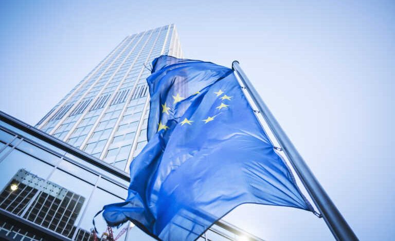 Ηandelsblatt: Οι «insiders» της ΕΚΤ δεν βλέπουν πτώση των επιτοκίων του ευρώ πριν από τον Ιούνιο του 2024