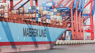 Ερυθρά Θάλασσα: Προς νέο στάδιο η κρίση στο διεθνές εμπόριο μετά την ανακοίνωση της Maersk περί προσαύξησης των χρεώσεων στις μεταφορές της