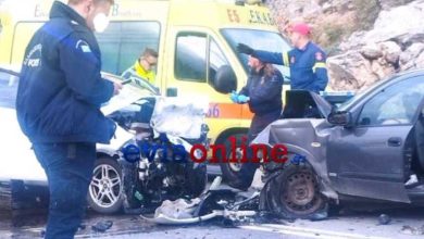 Τροχαίο με εγκλωβισμούς στην Εύβοια - Δύο αυτοκίνητα συγκρούστηκαν μετωπικά και έγιναν σμπαράλια