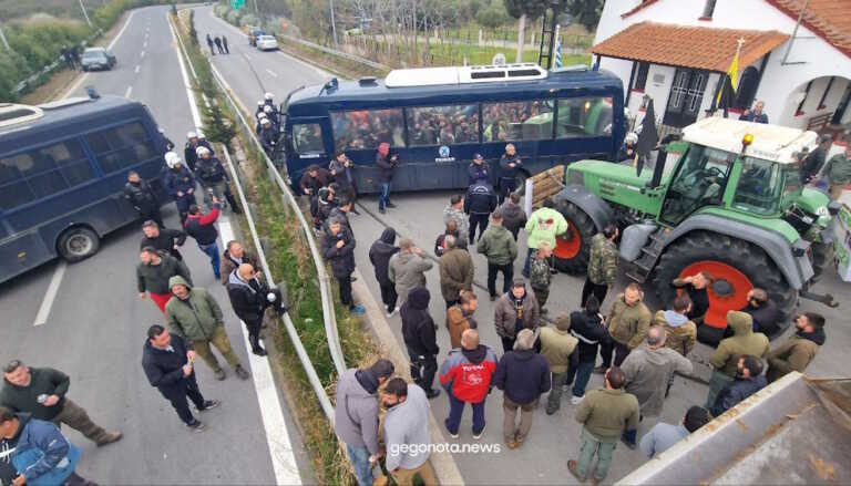 Ένταση μεταξύ αγροτών και αστυνομίας στον Αλμυρό Βόλου – Τους «μπλόκαραν» τα ΜΑΤ