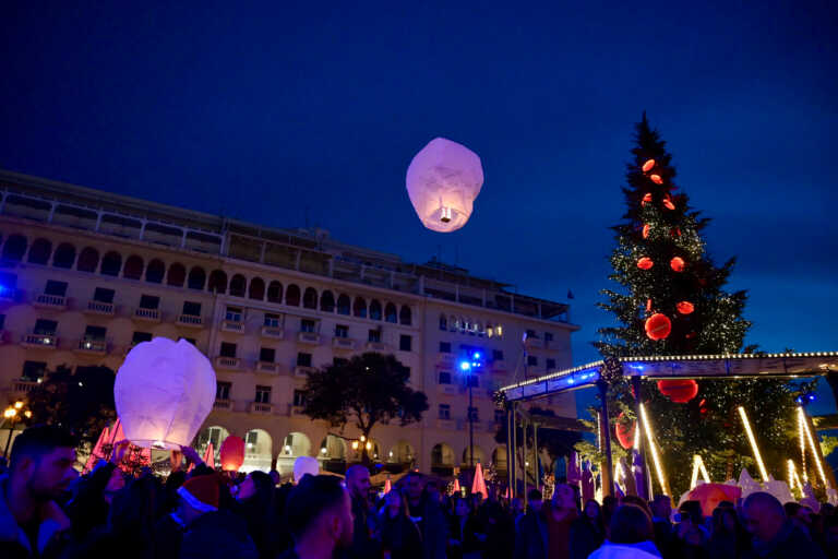 Εκατοντάδες φαναράκια υψώθηκαν στον ουρανό της Θεσσαλονίκης