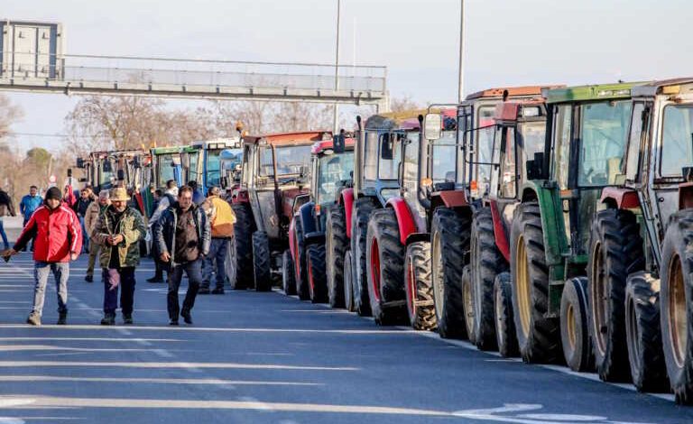 Απαγόρευση κυκλοφορίας στην Καρδίτσα λόγω κινητοποιήσεων των αγροτών - Εκατοντάδες τρακτέρ στον Ε65