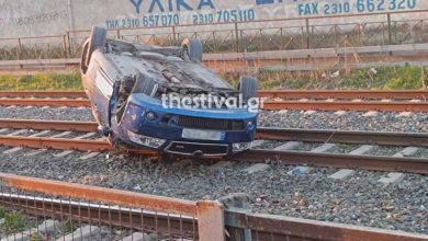 Αυτοκίνητο βρέθηκε αναποδογυρισμένο σε ράγες στη Θεσσαλονίκη - Το εγκατέλειψαν μετά από τροχαίο