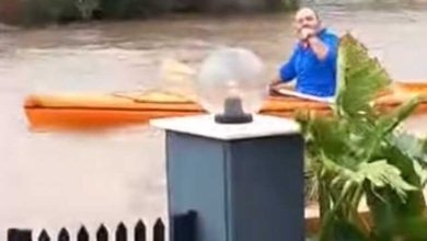 Βίντεο με άντρα να κάνει κανό σε πλημμυρισμένο δρόμο με φόντο τη γέφυρα Ρίου - Αντιρρίου