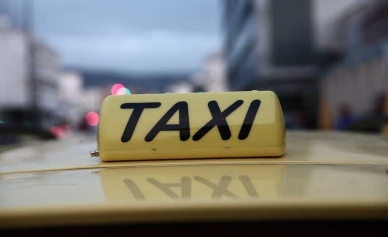 Σκηνικό τρόμου για οδηγό ταξί στον Βόλο – Αντί να τον πληρώσουν τον κυνήγησαν με λοστό