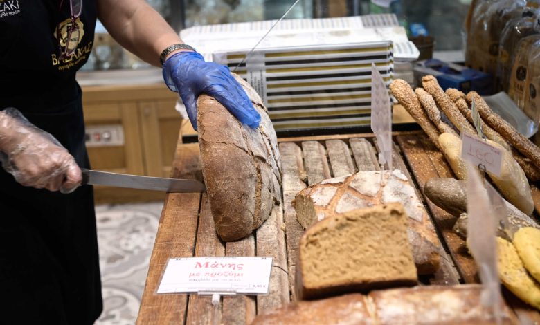 Αβέβαιο «μαξιλάρι» για νέες ανατιμήσεις στο ψωμί τα αποθέματα αν απαγορευτούν τα ρωσικά σιτηρά