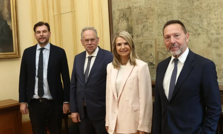 Συνάντηση ΠΑΣΟΚ–Τράπεζα Ελλάδος στο επίκεντρο τα εξής: Διασύνδεση τραπεζικών επιτοκίων, δανείων και ασφάλιστρα υγείας pasok stournaras 1 1