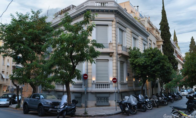 Αθήνα: Από το μεγαλείο των νεοκλασικών στη γκριζάδα των ''κουτιών '' φωτοτυπημένων πολυκατοικιών Μιμνέρμου 12 Αθήνα