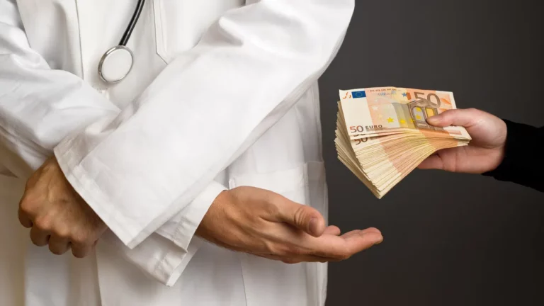 «Δεν Πλήρωσα το Φακελάκι – Και με Απείλησαν!» Ασθενής καταγγέλλει εξευτελισμό και απειλές από γιατρό σε δημόσιο νοσοκομείο giatros fakelaki