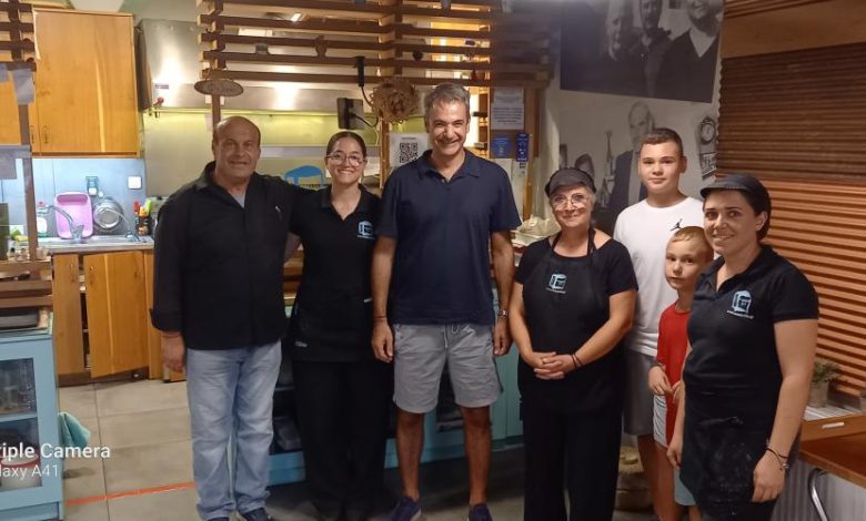 Ο πρωθυπουργός Κυριάκος Μητσοτάκης στην ταβέρνα «Φιλιώ» στην Αρχαία Ελεύθερνα 534067538 1597630154680133 4248721671483762950 n 0