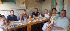 Ο πρωθυπουργός Κυριάκος Μητσοτάκης στην ταβέρνα «Φιλιώ» στην Αρχαία Ελεύθερνα 534688311 1597630234680125 5232923340662419346 n