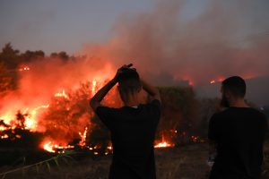 «Πύρινη Αποκάλυψη: Η Ελλάδα σε Φλόγες – Απόγνωση, Ήρωες και Ανάγκη για Αφύπνιση» fotia tora 2