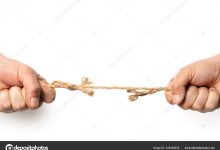 Δικαίωμα Συμβολαίου τι είναι — και γιατί απειλεί την αξιοπιστία της ασφαλιστικής αγοράς; depositphotos 345369458 stock photo two man are pulling old