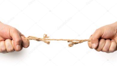 Δικαίωμα Συμβολαίου τι είναι — και γιατί απειλεί την αξιοπιστία της ασφαλιστικής αγοράς; depositphotos 345369458 stock photo two man are pulling old