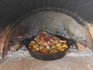 Αρνί με πατάτες στο ξυλόφουρνο: Το απόλυτο ψήσιμο όπως παλιά 666321595 2439244786517141 8039992431396833909 n